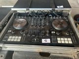 un étui contenant un contrôleur DJ
