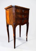 Table de chevet en bois de placage ouvrant par trois tiroirs (photo 2)