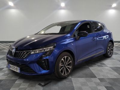une voiture bleue garée sur le sol en damier d'un garage