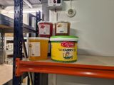 de nombreux récipients contenant de la nourriture posés sur une étagère dans la cuisine