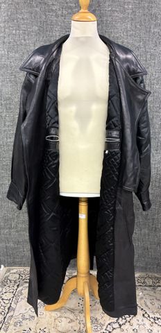 Important manteau homme en cuir noir et doublure matelas, avec ce...