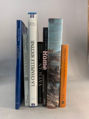 plusieurs livres sont empilés sur une étagère