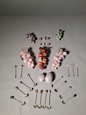 beaucoup de perles et d'épingles de toutes les couleurs sur la table