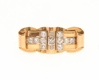 gros plan d'une bague en or avec des diamants sur fond blanc