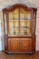 MEUBLE VITRINE à section trapézoïdale, en bois de placage ri…