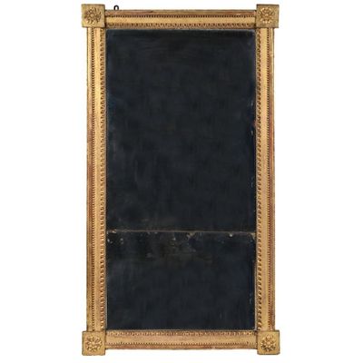 un miroir ancien dans un cadre doré, avec un fond noir et des bordures dorées