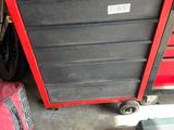 une boîte à outils rouge et noire à roulettes et une valise rouge