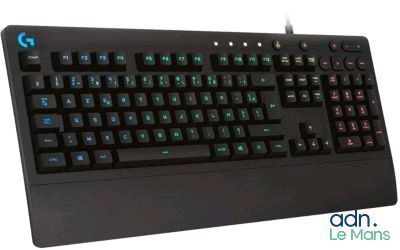 le clavier est noir et comporte des touches vertes