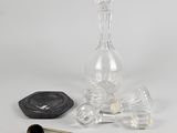 une carafe en verre avec une poignée en bois à côté