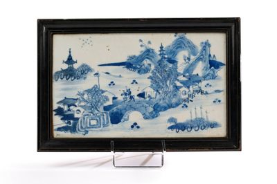 tableau encadré, bleu et blanc, représentant un paysage avec un dragon sur une colline