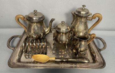 Service en métal argenté composé : 1 cafetière, 1 théière, 1…