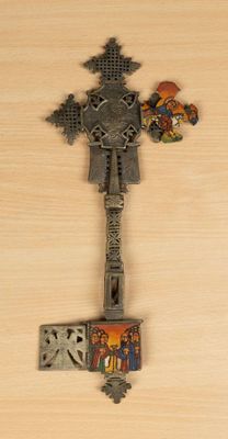 Importante croix copte en bronze et décor peint polychrome, …
