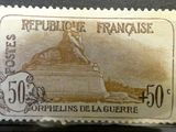 un gros plan d'un timbre sur lequel figure une statue