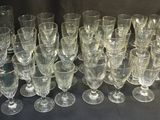un grand nombre de verres à vin vides posés sur une table