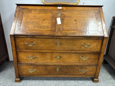 une commode en bois surmontée d'un miroir