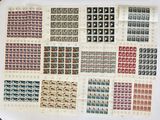 un gros plan sur une pile de timbres posés sur une table
