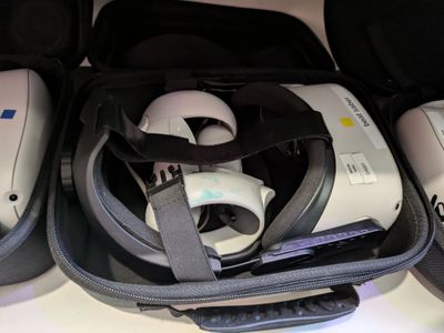 deux valises ouvertes posées sur une table