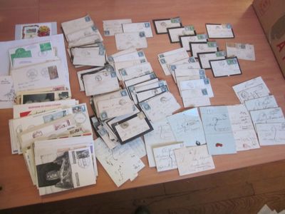 Une petite boite avec des lettres provenant principalement d… - Photo 1