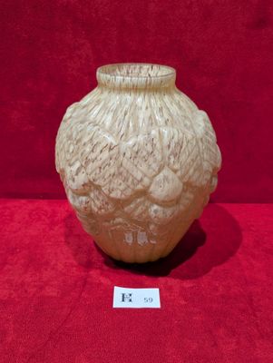 un vase posé sur une surface rouge