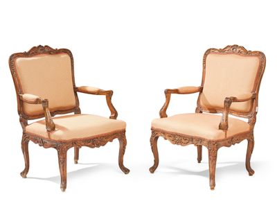 PAIRE DE FAUTEUILS À LA REINE en bois au naturel, sculpté et…