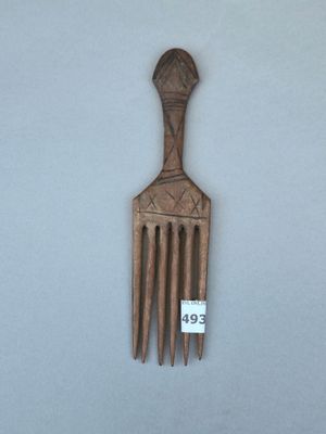 une petite fourchette en bois sur laquelle est accrochée une étiquette de prix