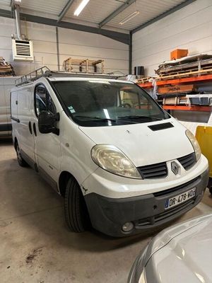 une camionnette blanche garée dans un garage