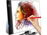 Quelqu'un dessine le visage d'une femme sur un tableau blanc avec un crayon rouge.