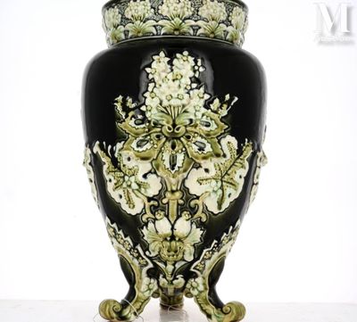 un vase noir orné d'un motif vert et blanc
