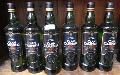 six bouteilles de vin sont alignées sur une étagère
