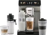 un gros plan d'une machine à café avec une tasse de café à côté