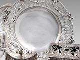 beaucoup d'objets en argent posés sur une table