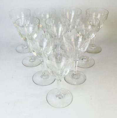 Lot de 10 verres à pieds en cristal taillé.