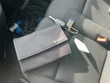 un siège auto sur lequel sont fixés un téléphone portable et un chargeur