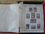 un classeur orné de timbres, posé sur une table