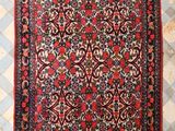 un tapis persan ancien posé sur un sol carrelé
