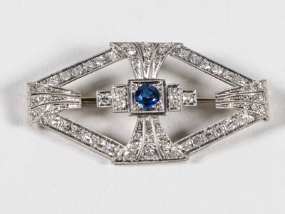 une broche Art déco sertie de diamants et de saphirs