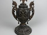 un vase antique en bronze sur fond blanc, avec un fond blanc