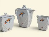 trois théières blanches et orange posées sur une surface blanche