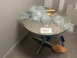 une petite table sur laquelle sont posés de nombreux sacs en plastique