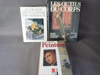 trois livres posés sur une table, avec la photo d'un homme et d'une femme