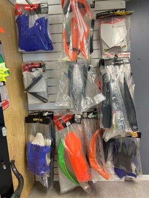 un mur de skis et de snowboards exposés dans un magasin