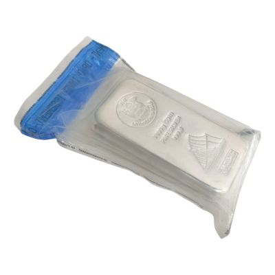 une image représentant un tube de dentifrice sur fond blanc