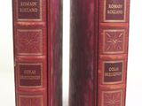 une paire de livres anciens en cuir rouge, ornés de bordures dorées