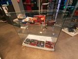 une vitrine en verre contenant de nombreux objets