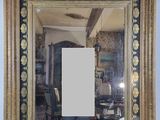 la photo d'un miroir accroché au mur