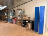de nombreuses boîtes, les unes à côté des autres, dans une pièce dont la porte est bleue
