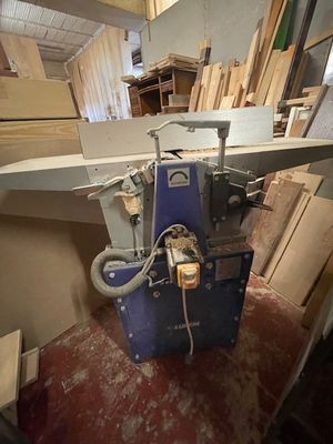 une machine placée au milieu d'une pièce