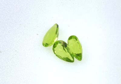PRASIOLITES , trois pierres vertes tailles gouttes.