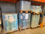 de nombreuses palettes de plastique emballées dans un entrepôt