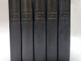 un lot de cinq livres noirs ornés de lettres dorées